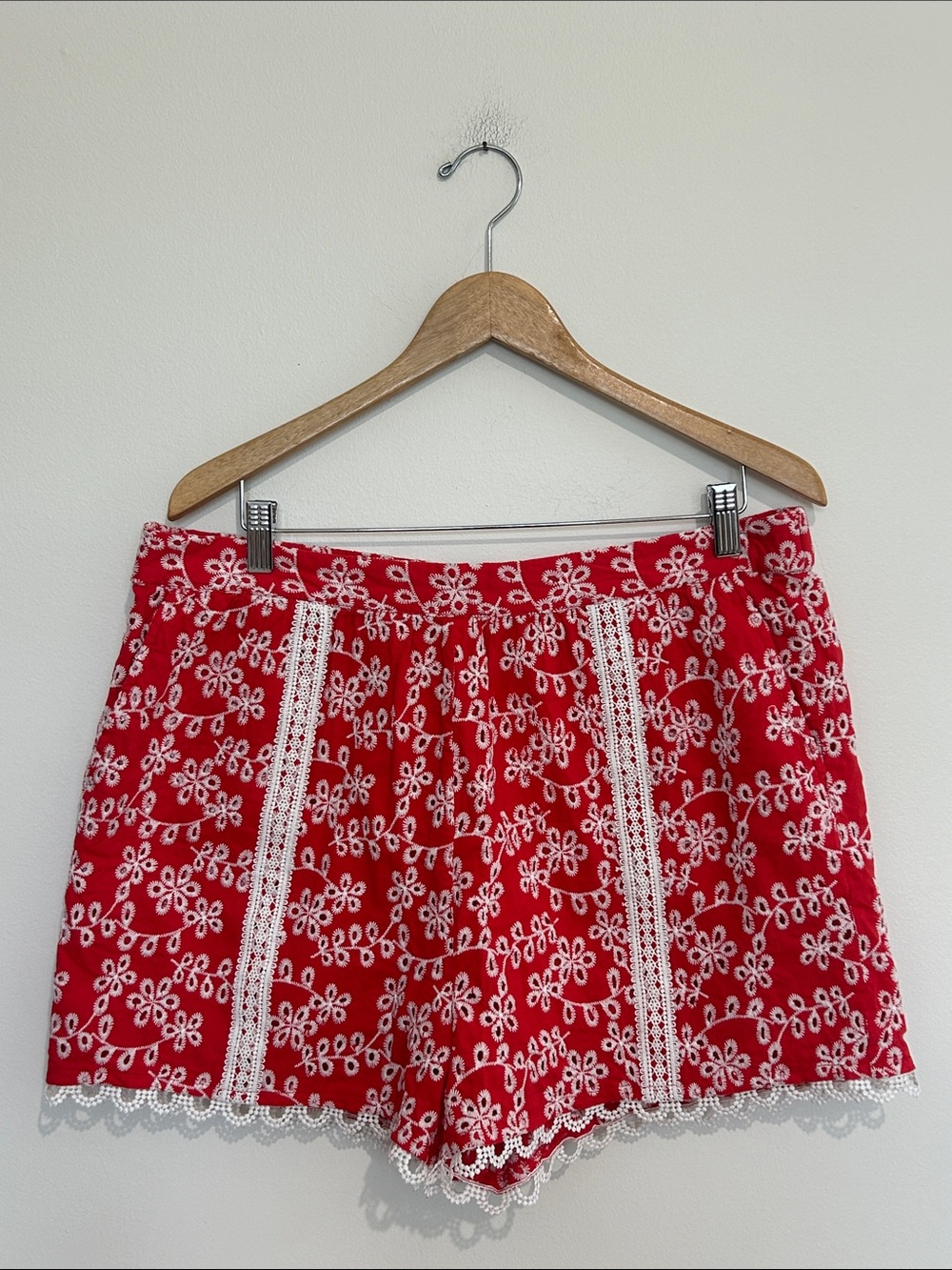 Versona Red Lace-Trim Floral Embroidered Women's Shorts